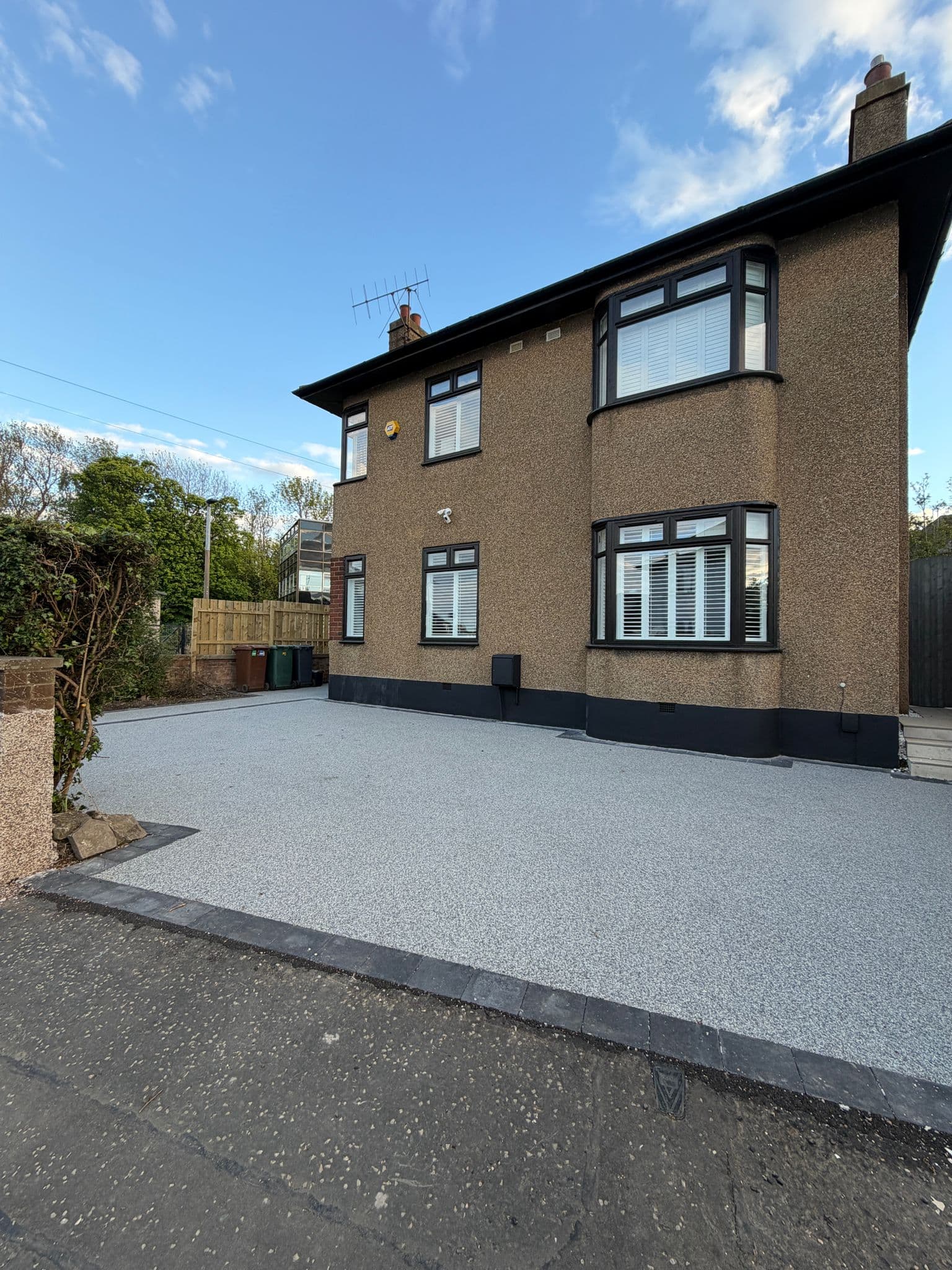 Flawless modern resin-bound driveway and block paved border